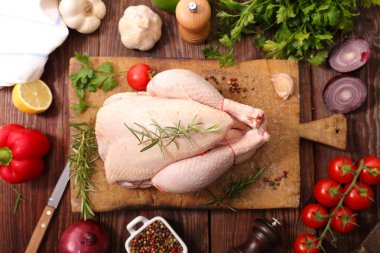 malzemelerle çiğ tavuk 