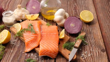 Çiğ somon dilimleri