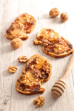 Peynir ve bal ile sandviç