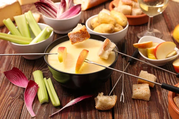 Ostfondue med bröd — Stockfoto