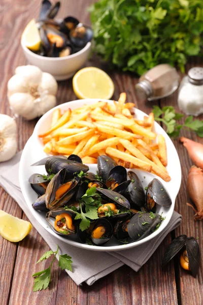 Mussels and french fries — Stock Photo, Image