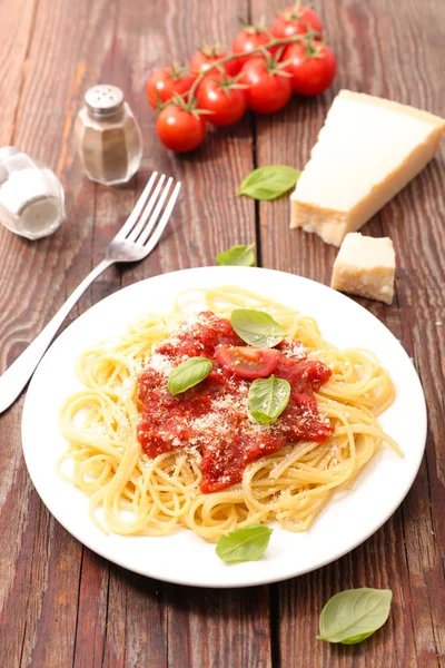 Espaguetis con salsa de tomate en plato — Foto de Stock