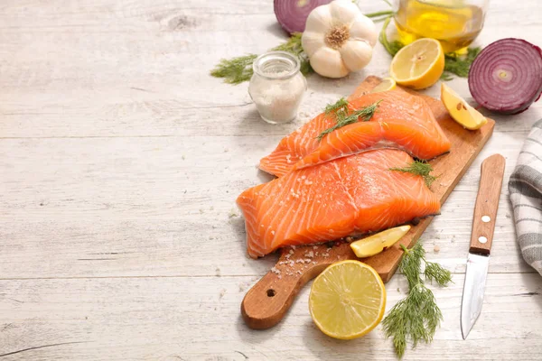 Rodajas de salmón crudo — Foto de Stock