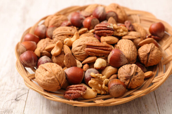 Ассорти орехи на столе
