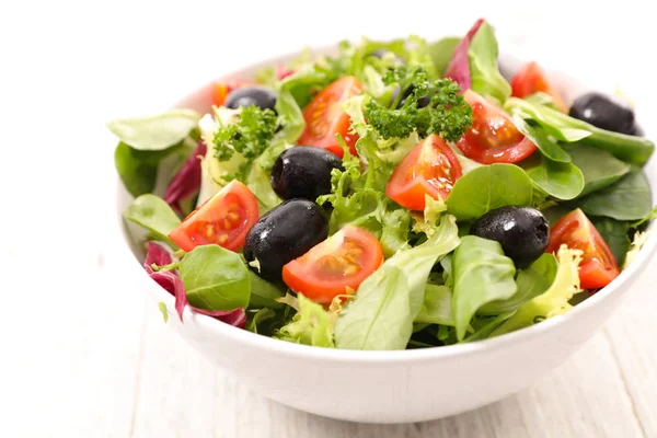 Salade met tomaten en olijven — Stockfoto