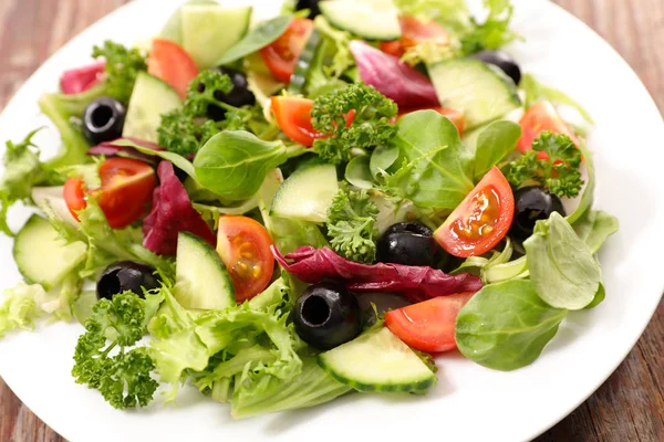 Salade met tomaten en olijven — Stockfoto