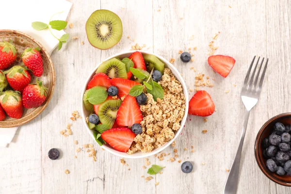 Petit déjeuner sain avec yaourt — Photo