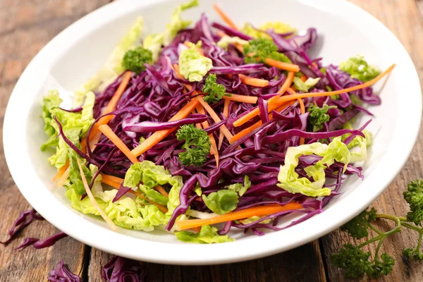 Salada de salada de salada em prato — Fotografia de Stock