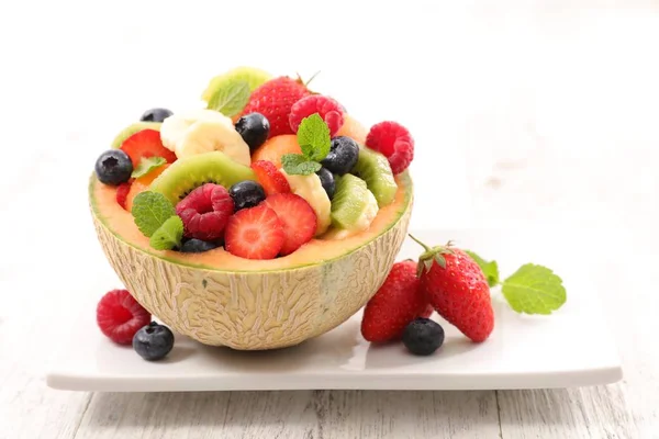 Fruktsallad i skål — Stockfoto