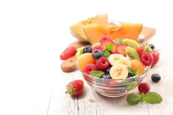 Ensalada de frutas en tazón —  Fotos de Stock