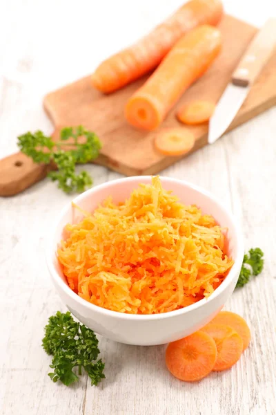 Терта морква в мисці — стокове фото