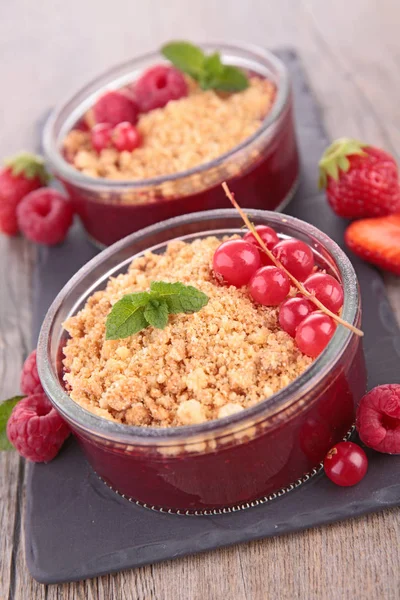 Berry crumble dessert — Stock Photo, Image