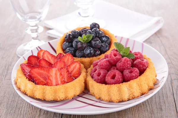 Fruit tarts in vaffle bowls — Stock Photo, Image