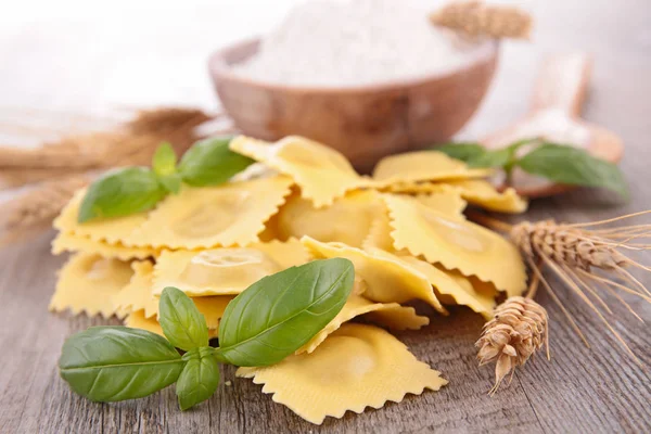 RAW ravioli på bord — Stockfoto