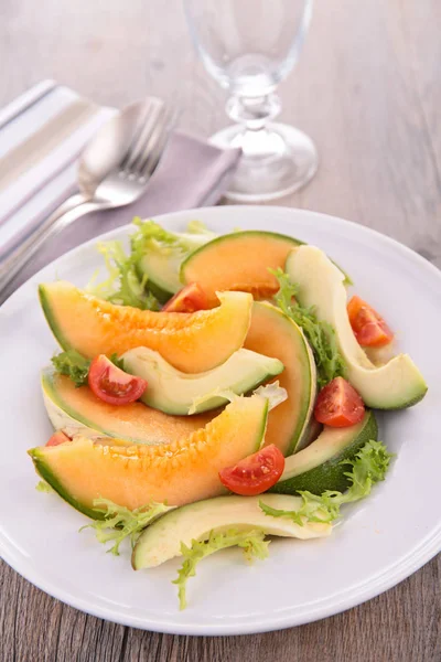Skivor av melon och avokado — Stockfoto
