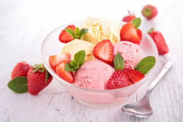 Strawberries ice cream — Stock Photo, Image