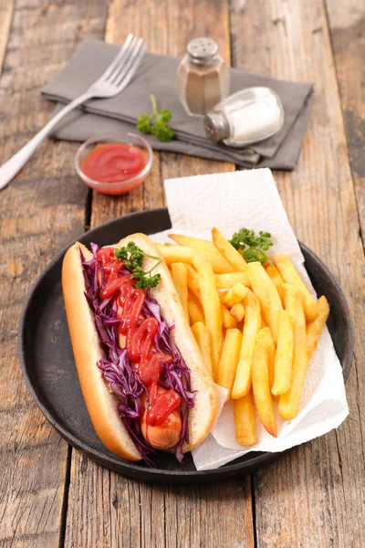 Hot Dog mit Pommes — Stockfoto