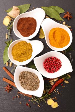 Çeşit çeşit otlar ve baharatlar. 