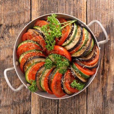 dilimlenmiş tencerede patlıcan ve domates 