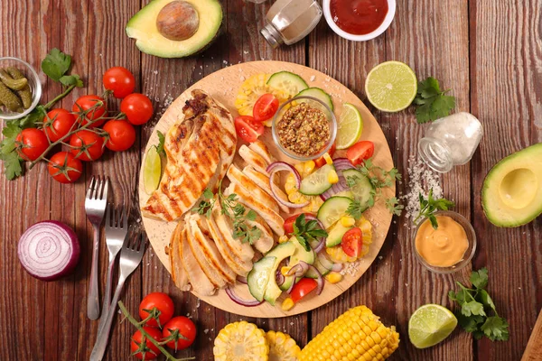 Grilled chicken and vegetables — Stock Photo, Image