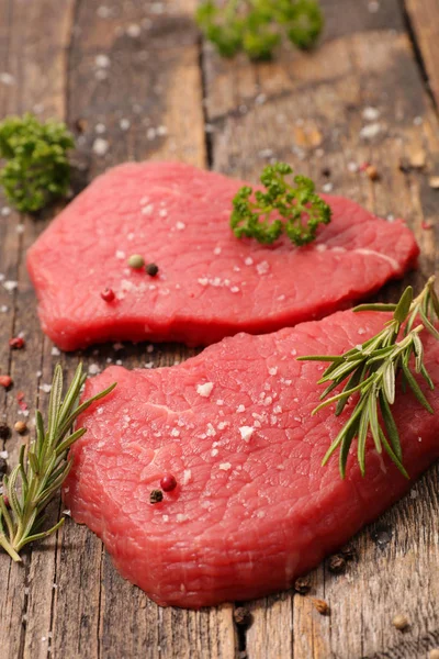 원시 쇠고기 스테이크 — 스톡 사진