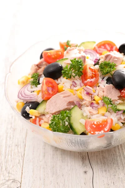 Salada de arroz com atum — Fotografia de Stock