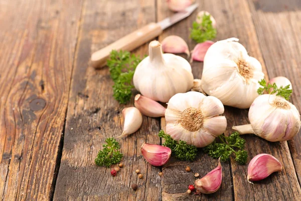 Garlic bulbs and cloves — Stock Image Garlic bulbs and cloves Stock Photo