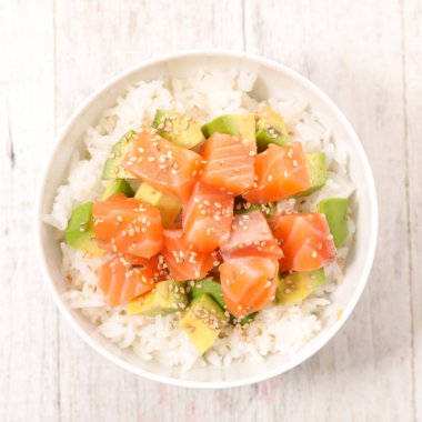 pirinç ve somon parçaları