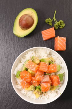 pirinç ve somon parçaları