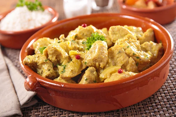 Kip gekookt met curry en room — Stockfoto