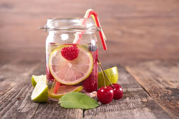 Detox water with lime and raspberry — Stock Photo, Image
