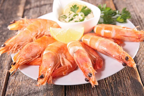Delicious shrimps and ice cubes — Stock Photo, Image