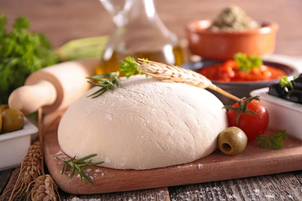 Raw dough for pizza — Stock Photo, Image