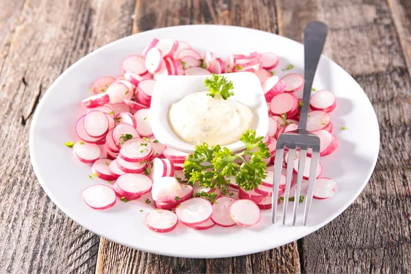 Sliced radish and creamy sauce — Stock Photo, Image
