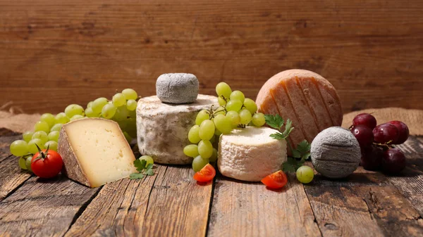 Különböző sajt és szőlő — Stock Fotó