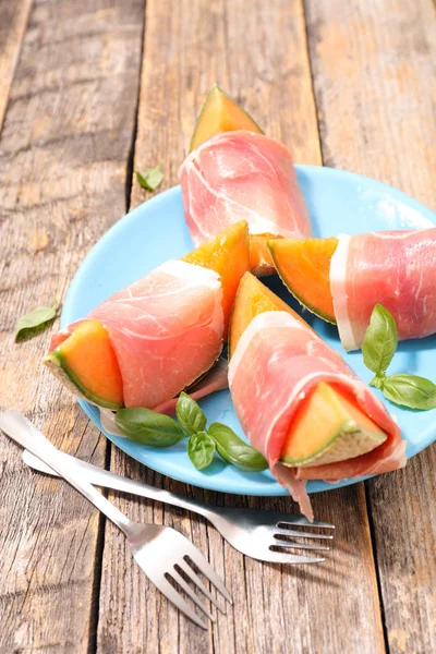 Segmenten van de meloen met prosciutto-ham — Stockfoto