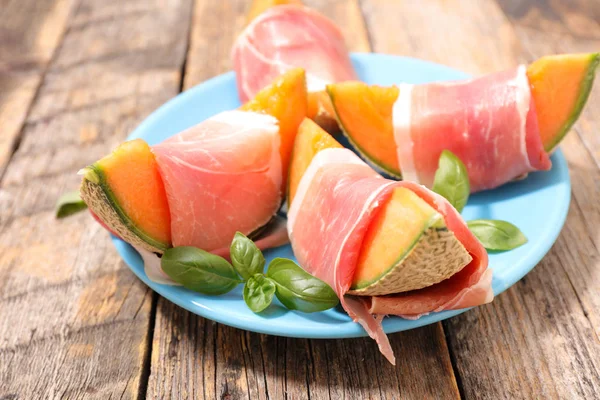 Melonenscheiben mit Schinken — Stockfoto