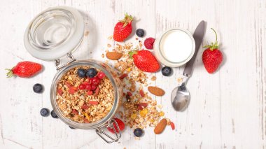 Çilek ile ev yapımı granola 