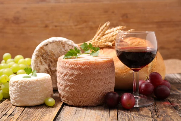 Variedad de queso y vino tinto —  Fotos de Stock