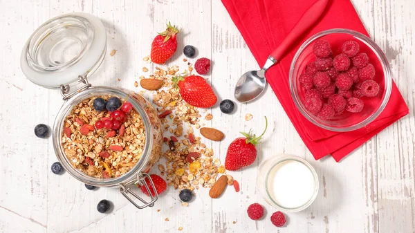 Çilek ile ev yapımı granola — Stok fotoğraf