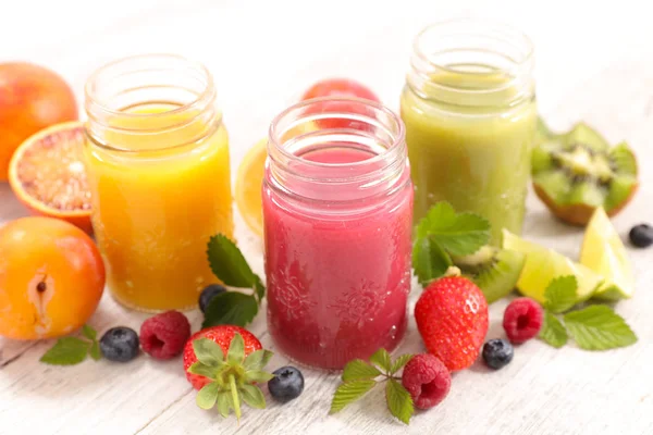 Batido de frutas y vasos de jugo —  Fotos de Stock