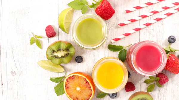 Smoothie aux fruits et verres à jus — Photo