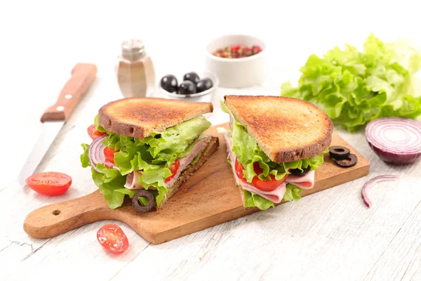 Sanduíche fatiado com presunto e alface — Fotografia de Stock