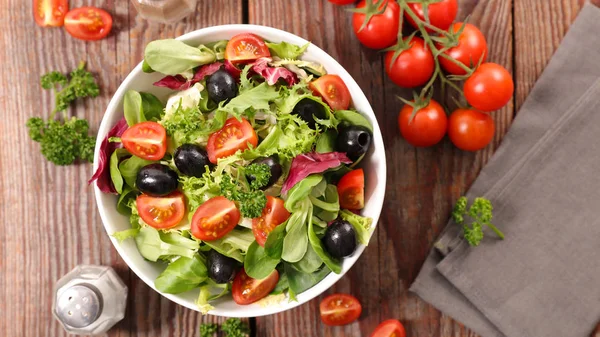 Frisse salade met cherry tomaten en olijven — Stockfoto