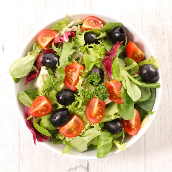 Salada fresca com tomate cereja e azeitonas — Fotografia de Stock