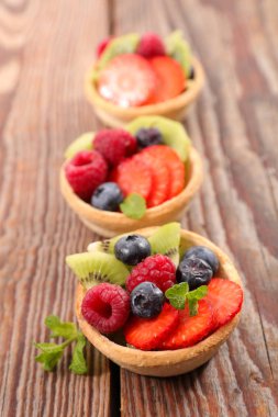 çeşitli meyve tart