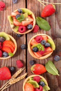 çeşitli meyve tart