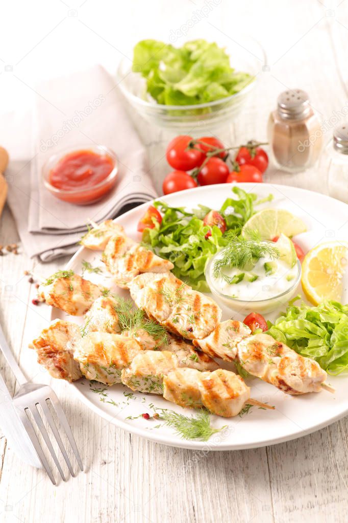 grilled chicken with lettuce
