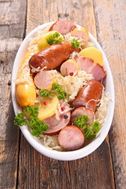 sosis ve patates ile lahana turşusu