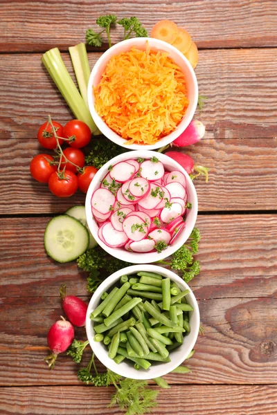 Cuencos con ingredientes para ensalada de verduras —  Fotos de Stock